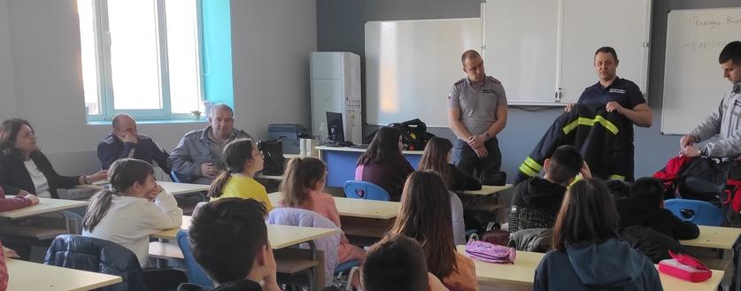 Програма "Детско полицейско управление" среща 5а клас с благородната професия на пожарникаря