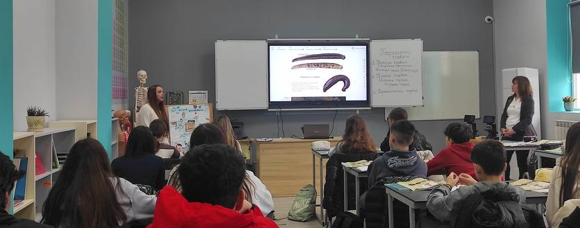 Пътешествие в микросвета: Открит урок по Биология в 7а клас